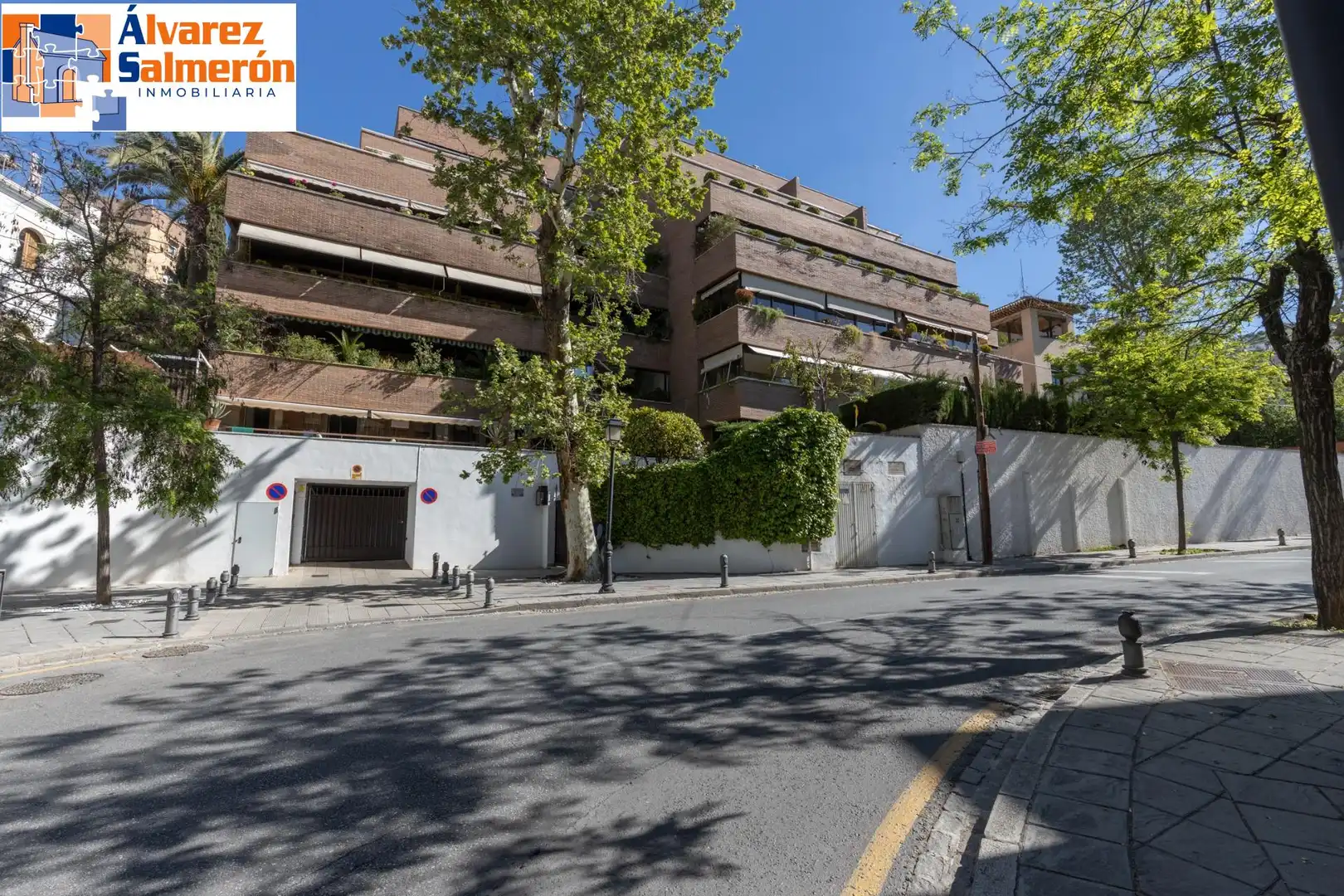 Vista exterior de Pis en venda en Granada amb Terrassa, Traster i Piscina comunitària