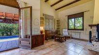 Sala d'estar de Casa o xalet en venda en Caldes de Malavella amb Calefacció, Jardí privat i Piscina