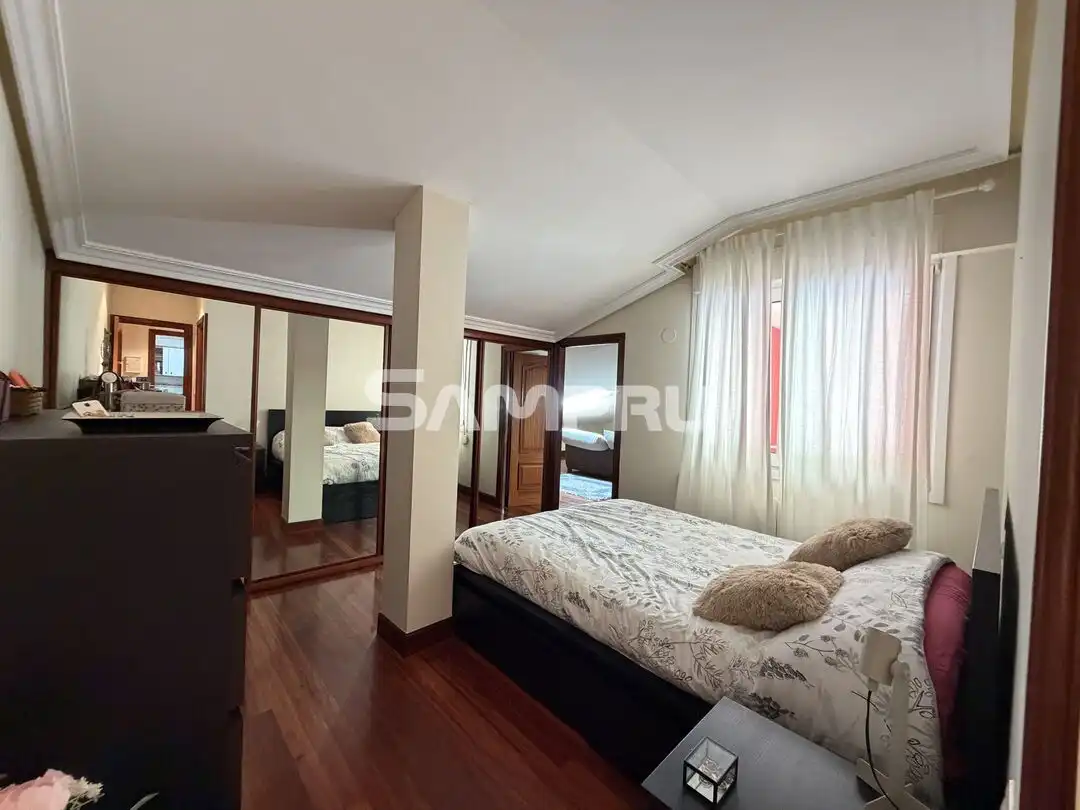Schlafzimmer von Dachboden zum Verkauf in Arrasate / Mondragón mit Heizung und Balkon