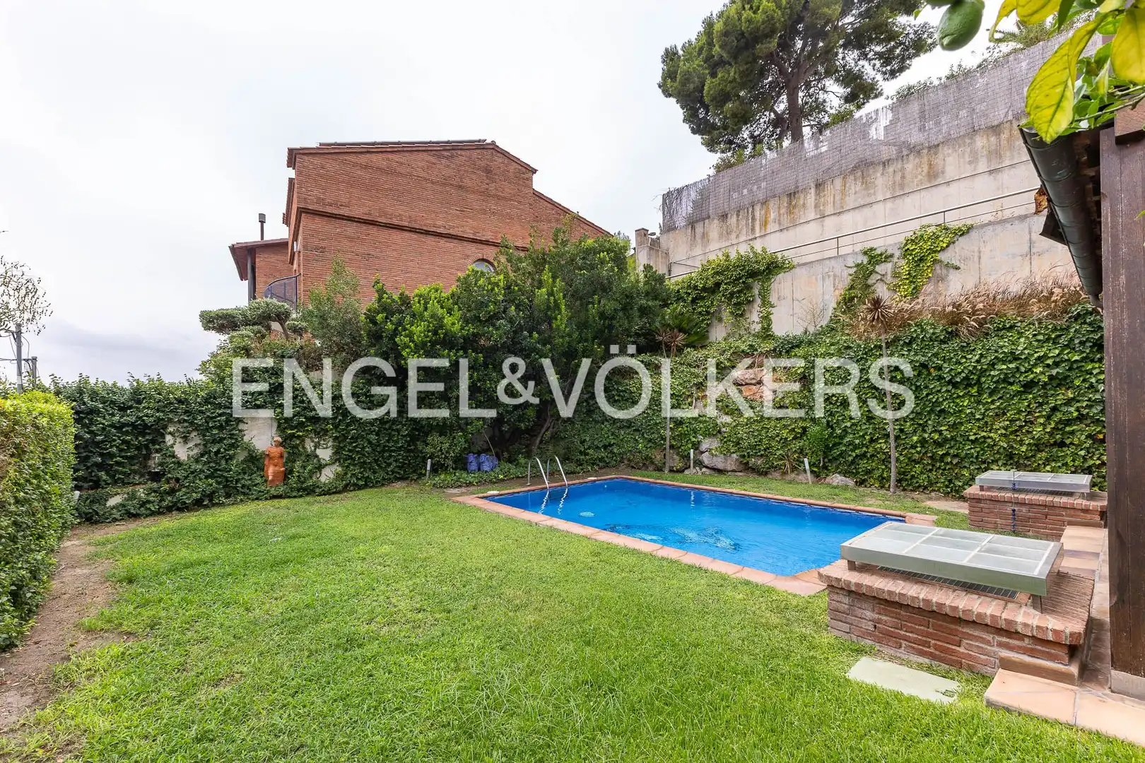 Swimming pool of Houses for sale in Esplugues de Llobregat  with Air Conditioner, Heating and Private garden
