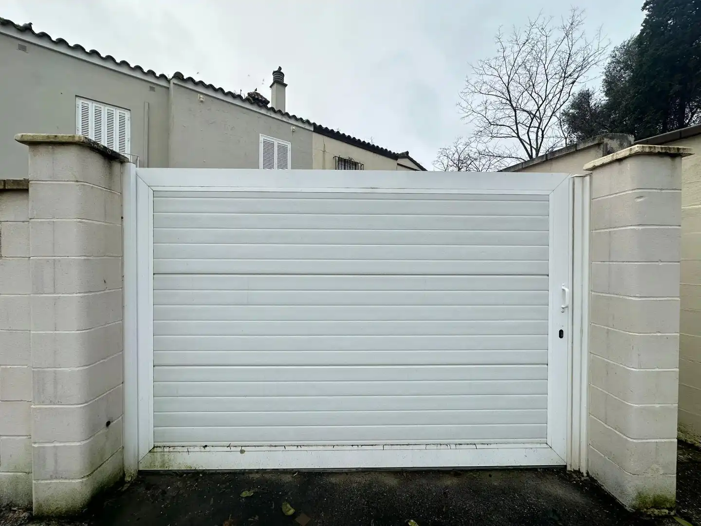 Außenansicht von Einfamilien-Reihenhaus zum Verkauf in Los Barrios mit Klimaanlage, Heizung und Privatgarten