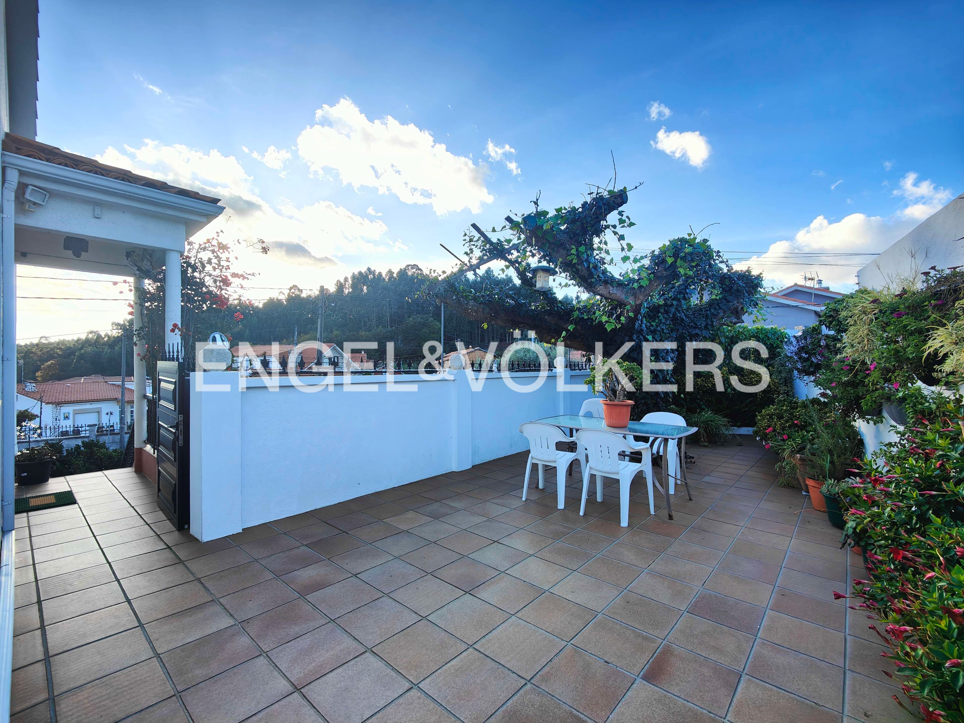 Terrassa de Casa o xalet en venda en Sanxenxo amb Calefacció, Jardí privat i Parquet