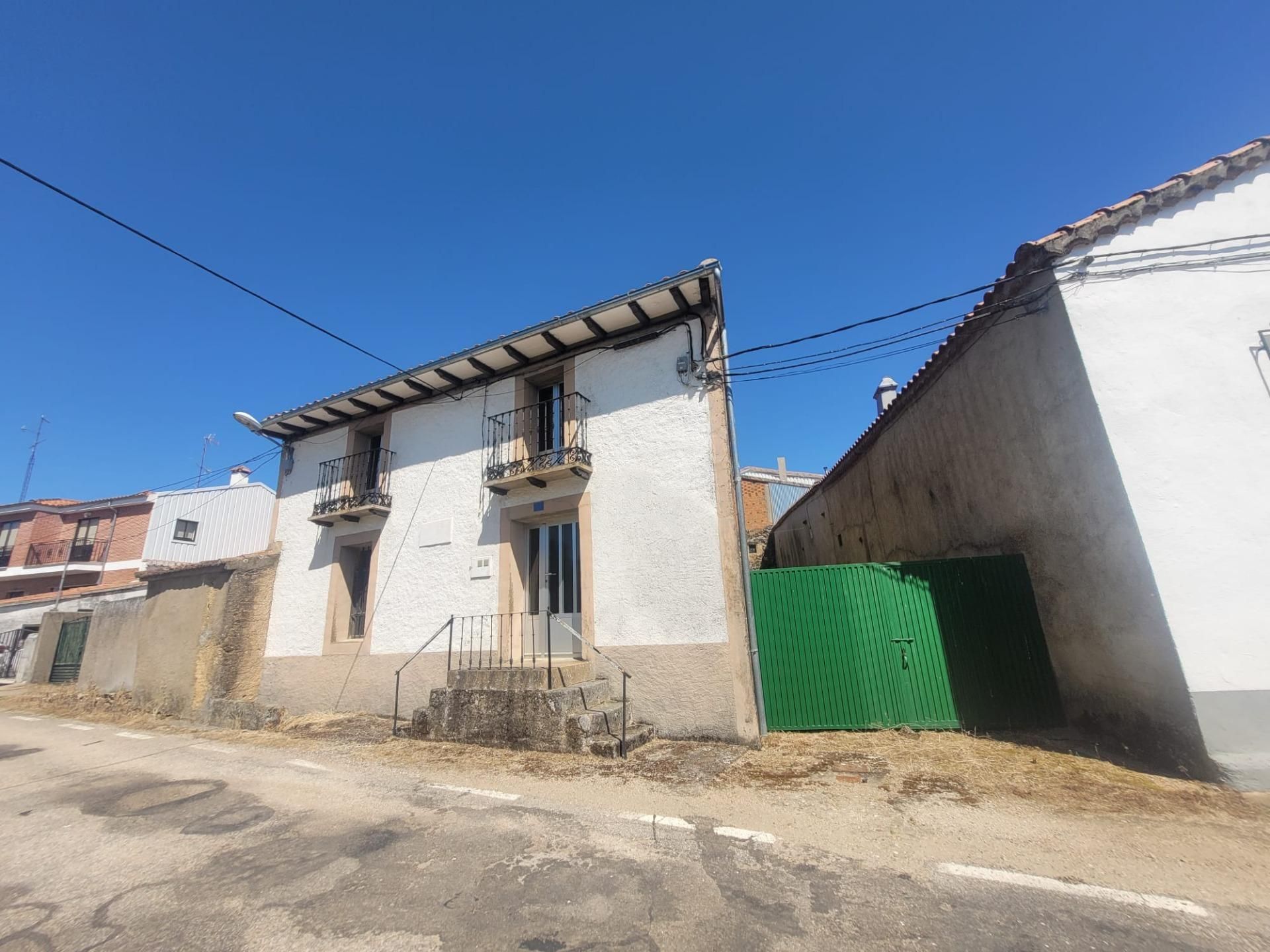 Vista exterior de Casa o xalet en venda en Frades de la Sierra amb Balcó