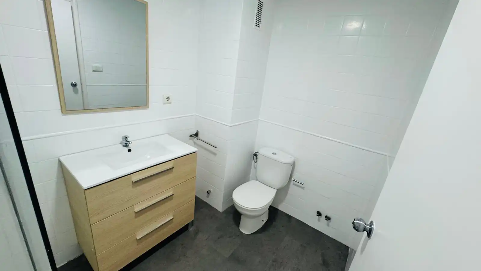 Bathroom of Flat for rent in Valencia  with Air Conditioner, Parquet flooring and Terrace