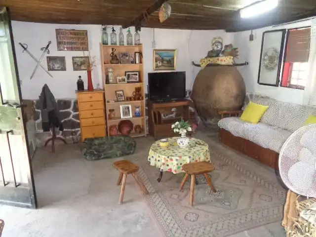 Sala d'estar de Casa o xalet en venda en Cervera de los Montes amb Jardí privat, Traster i Piscina