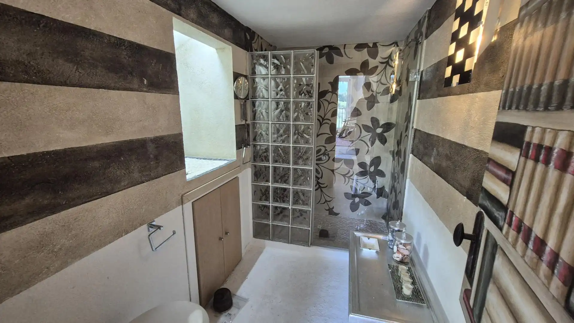 Bathroom of Houses for sale in Benahavís  with Air Conditioner, Terrace and Storage room