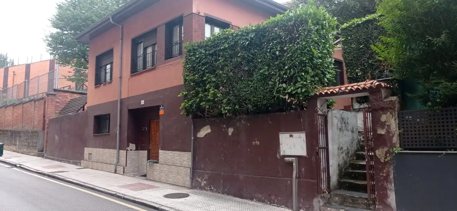 Vista exterior de Casa o xalet en venda en Oviedo  amb Calefacció i Parquet