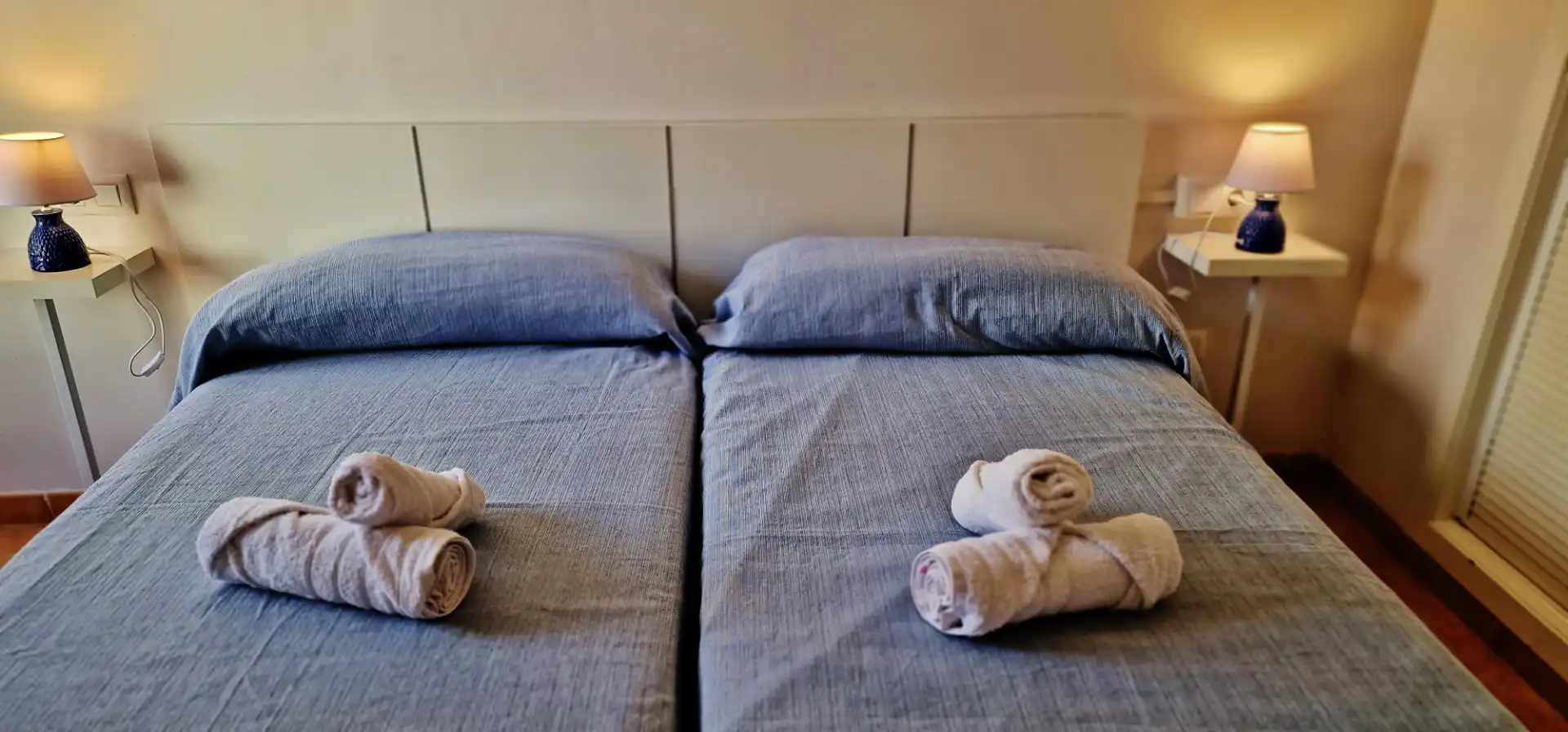 Schlafzimmer von Wohnungen zur Miete in Vélez de Benaudalla mit Klimaanlage, Heizung und Terrasse