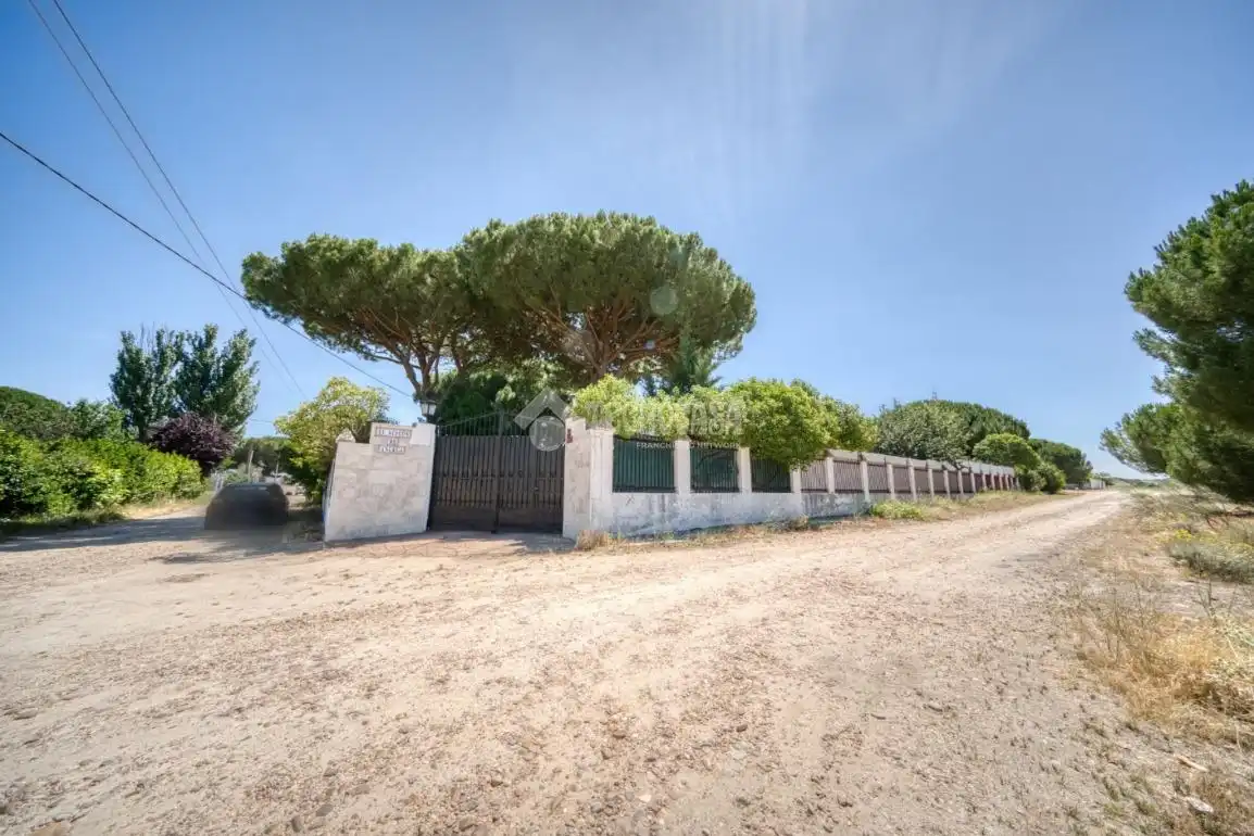 Exterior view of Houses for sale in Villanueva de Duero  with Heating and Swimming Pool