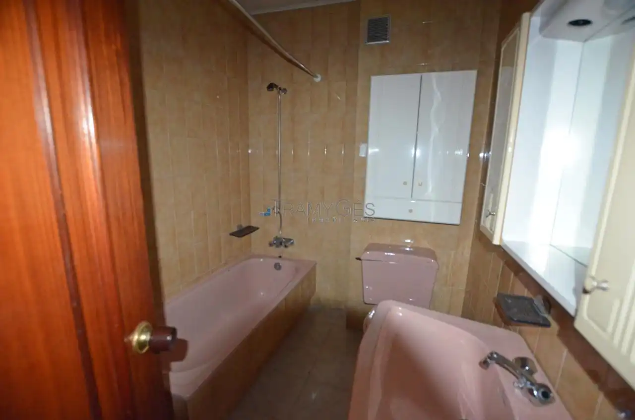 Baño de Piso en venta en Tui con Calefacción, Parquet y Trastero