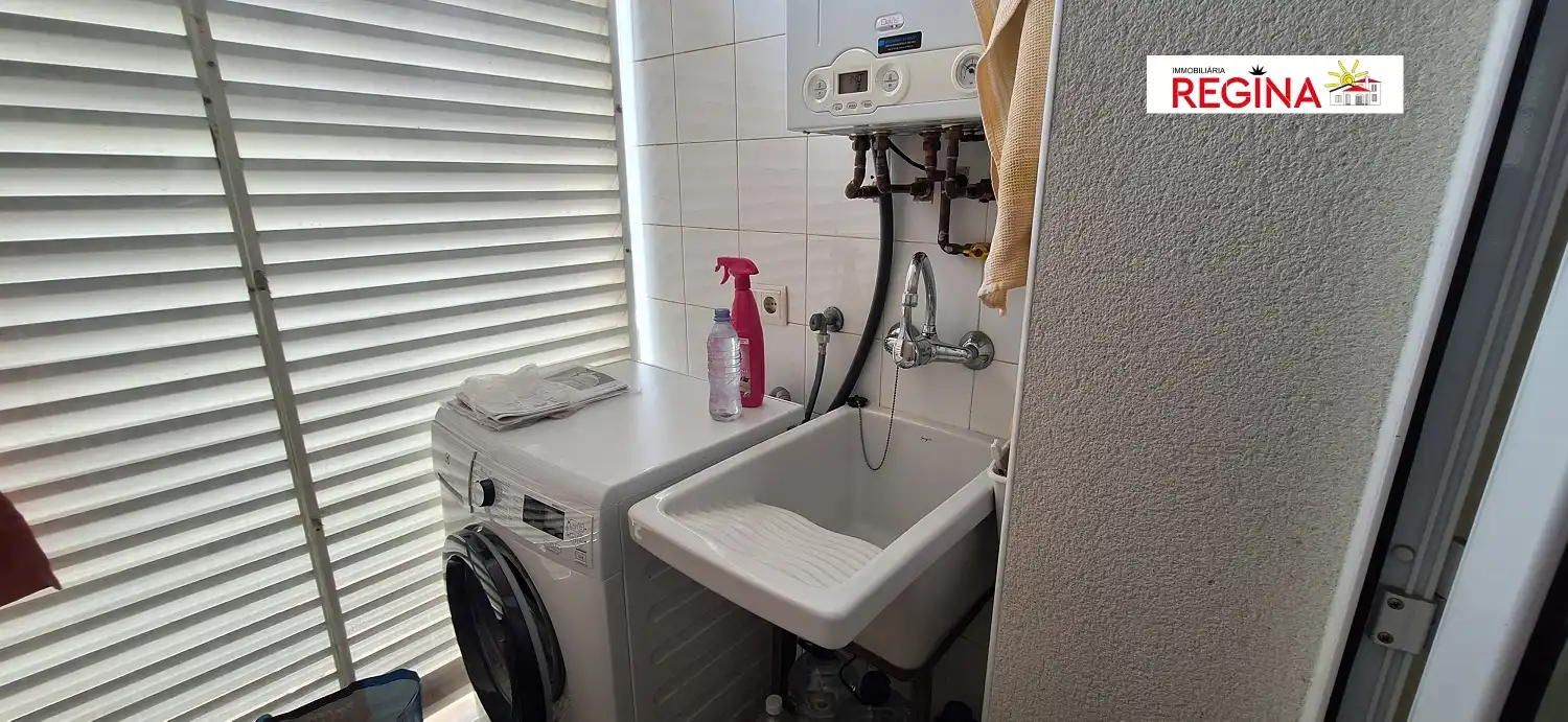 Badezimmer von Dachboden zum Verkauf in L'Escala mit Heizung, Terrasse und Möbliert