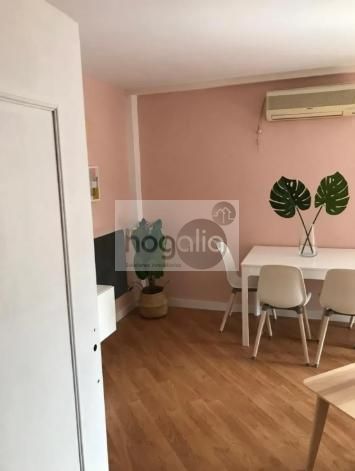 Bedroom of Flat to rent in  Sevilla Capital  with Air Conditioner, Terrace and Furnished