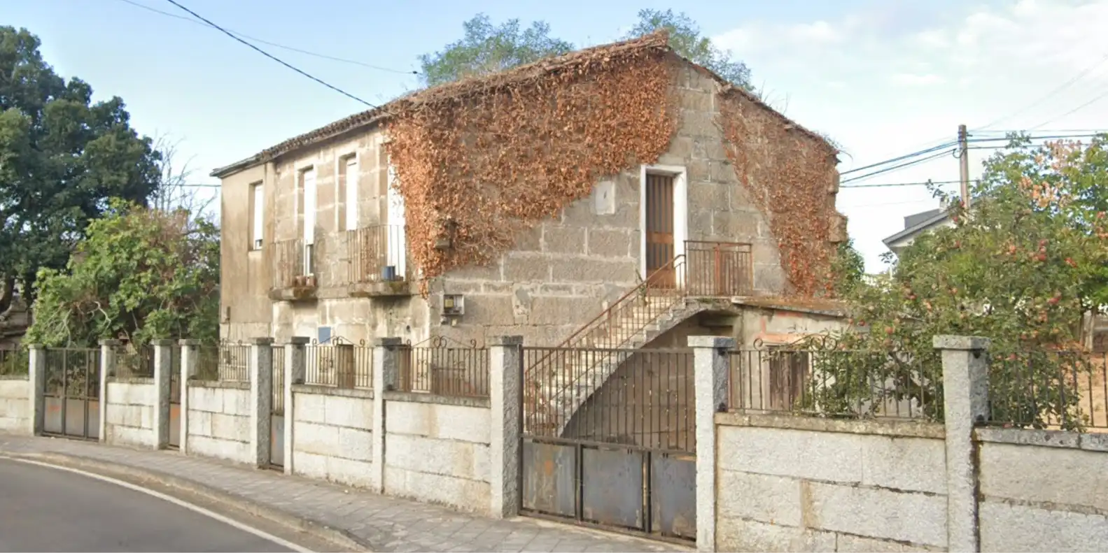 Außenansicht von Haus oder Chalet zum Verkauf in Ourense Capital  mit Privatgarten und Balkon