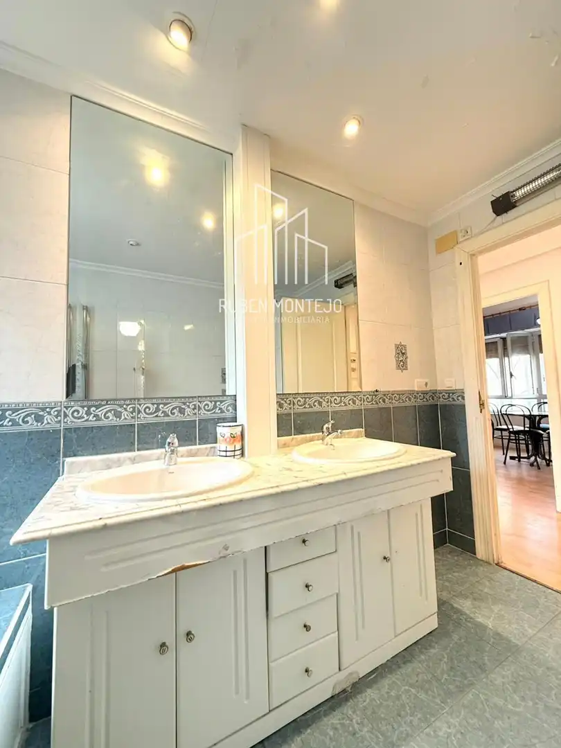 Bathroom of Flat for sale in Salamanca  with Heating, Oven and Washing machine