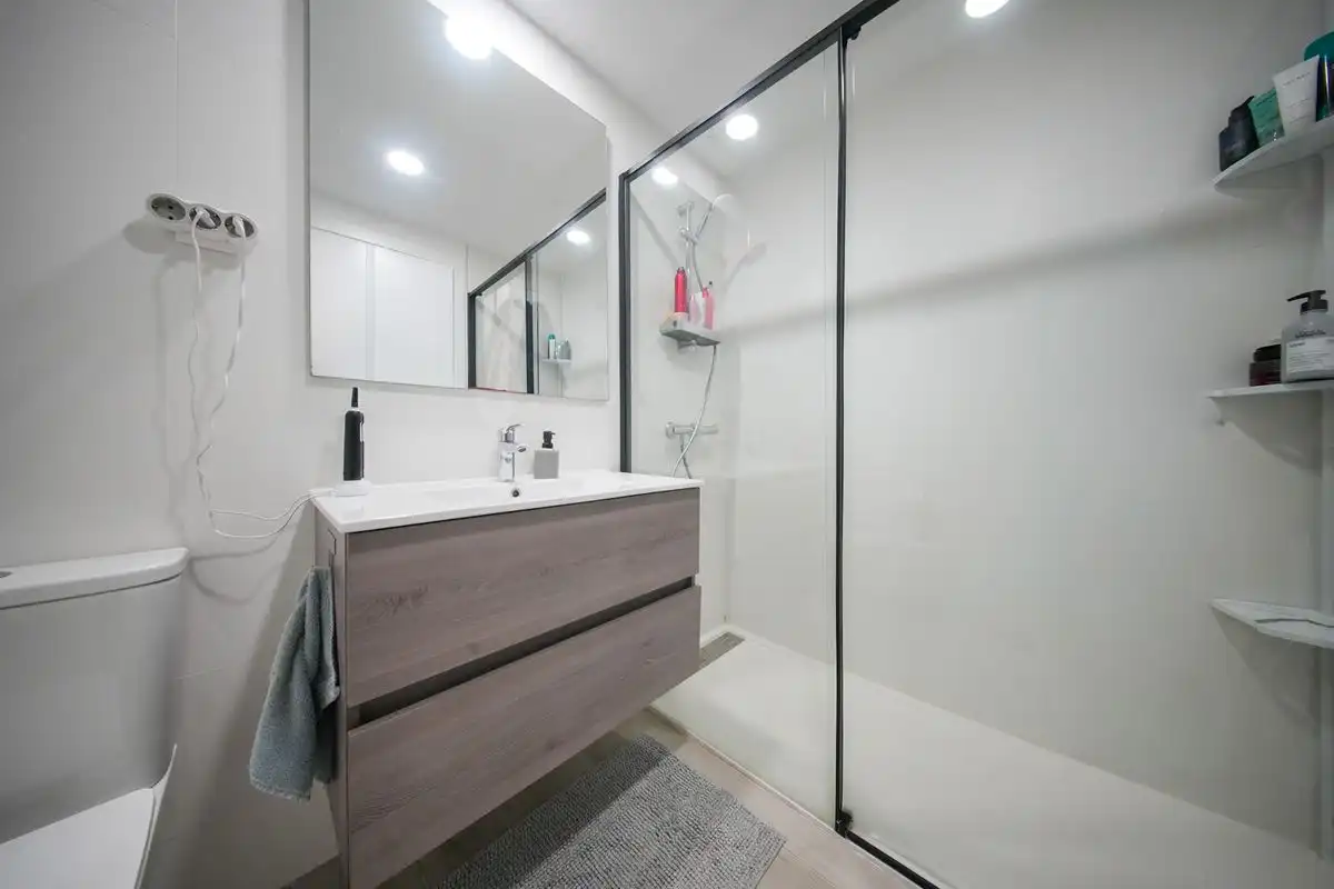 Baño de Ático en venta en Alcalá de Henares con Aire acondicionado, Calefacción y Jardín privado