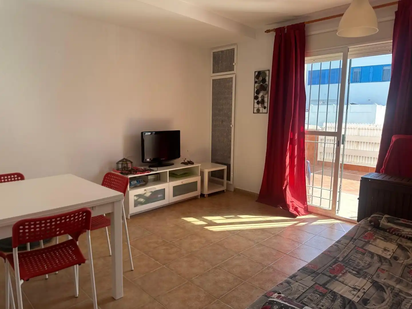 Sala de estar de Apartamento en venta en Chiclana de la Frontera con Terraza, Amueblado y Piscina comunitaria