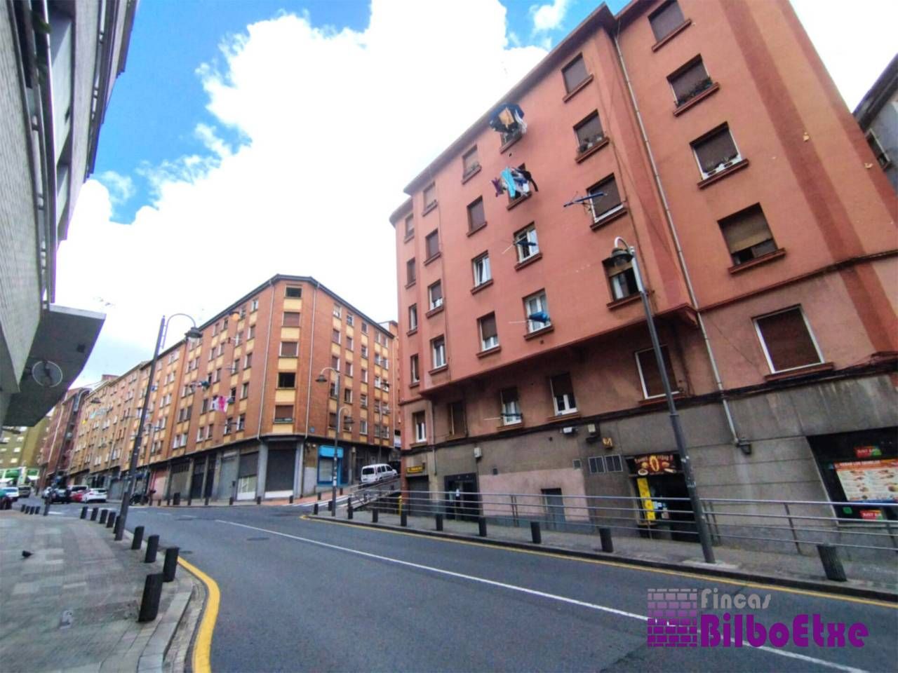 Vista exterior de Pis en venda en Bilbao  amb Calefacció