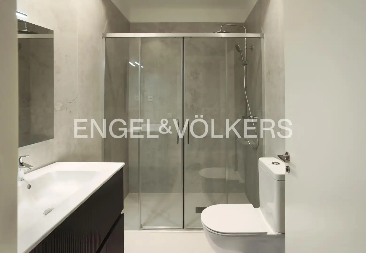 Bany de Apartament de lloguer en Madrid amb Aire condicionat i Calefacció