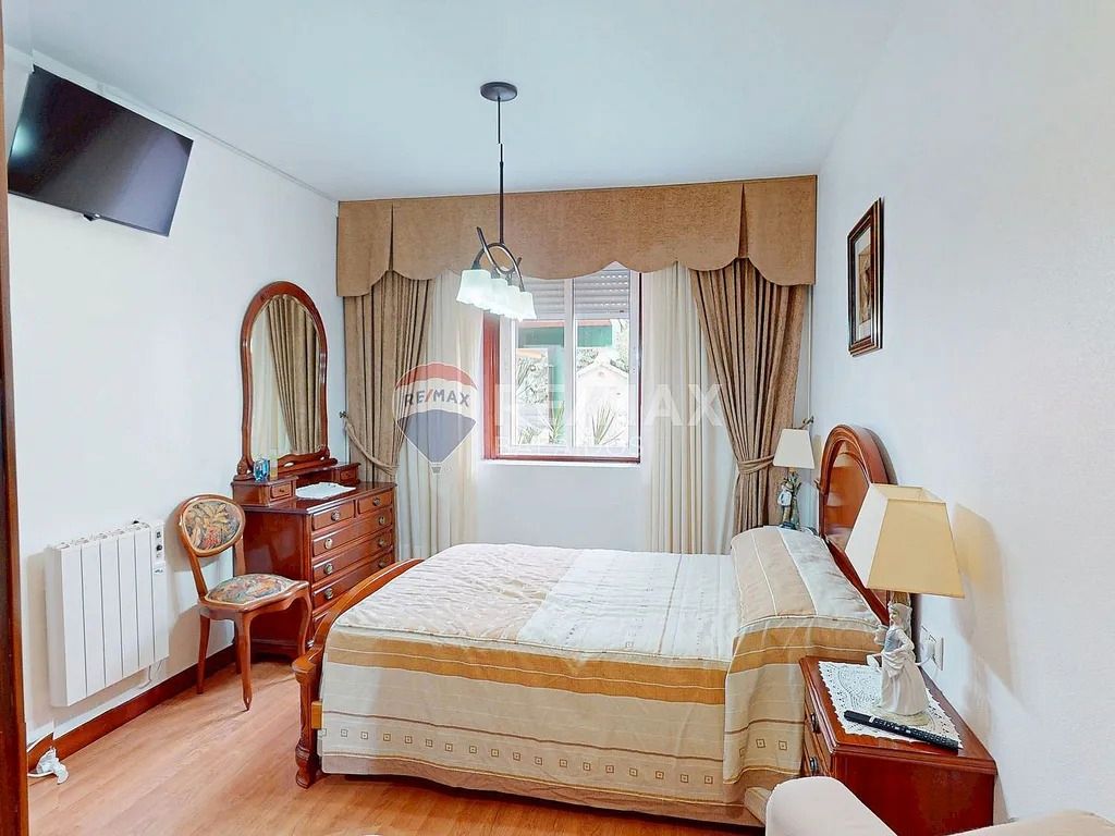 Dormitori de Casa o xalet en venda en Vigo  amb Calefacció, Jardí privat i Parquet