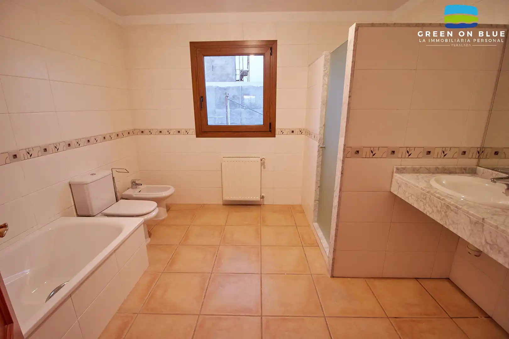 Bany de Casa o xalet en venda en Peralada amb Calefacció, Jardí privat i Terrassa