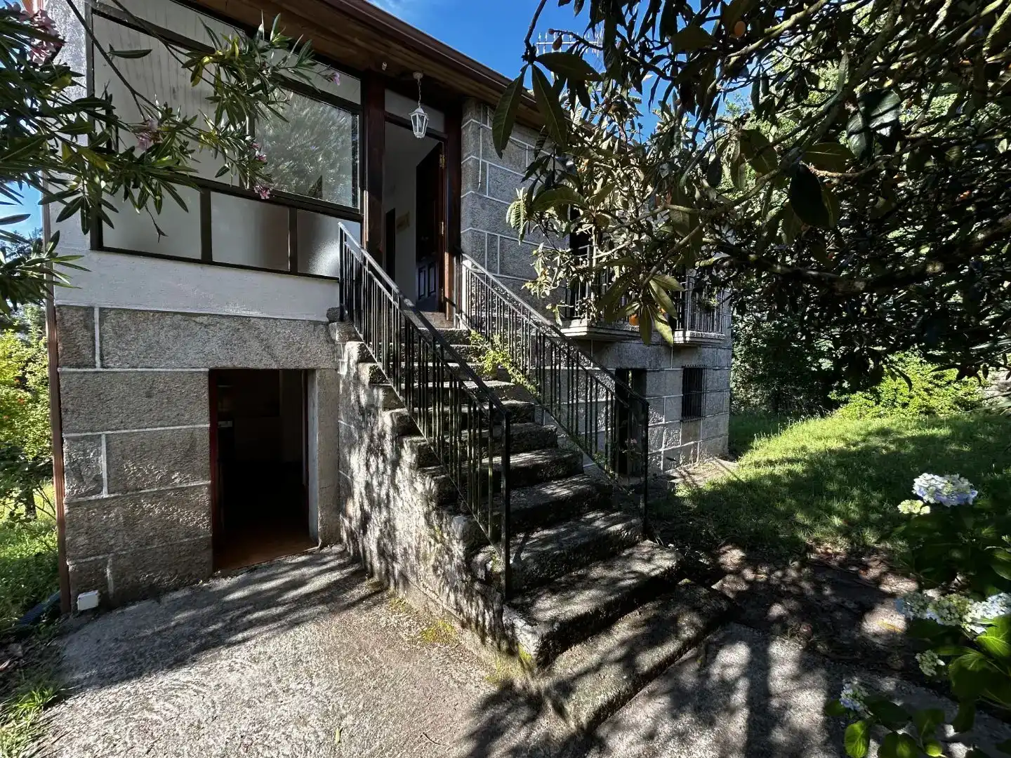 Vista exterior de Pis en venda en Amoeiro amb Jardí privat, Parquet i Balcó