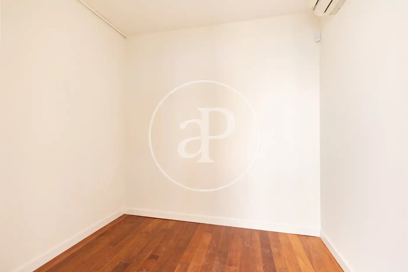 Schlafzimmer von Wohnung zum Verkauf in Barcelona mit Klimaanlage, Heizung und Balkon
