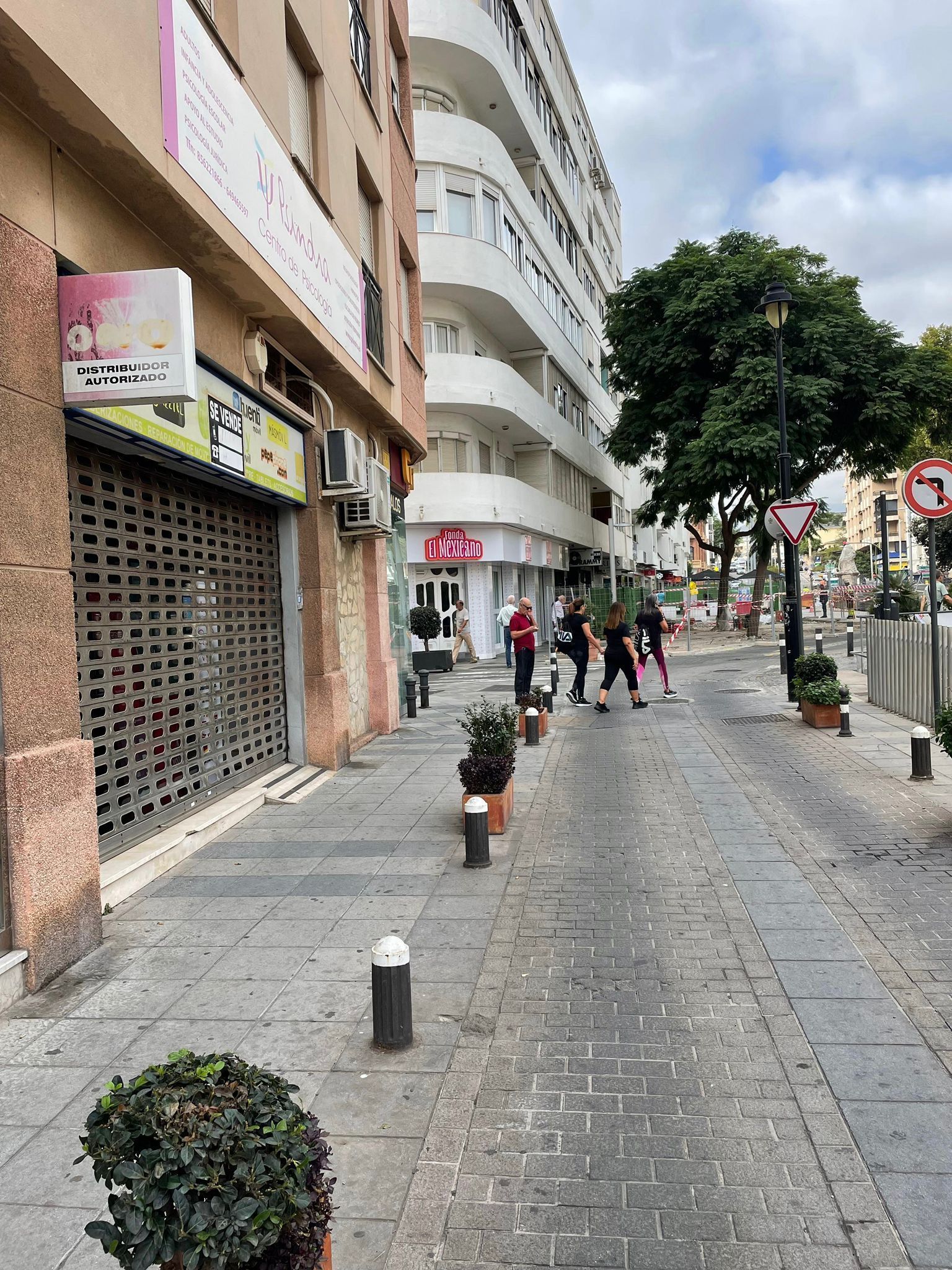 Vista exterior de Local en venda en Algeciras amb Aire condicionat