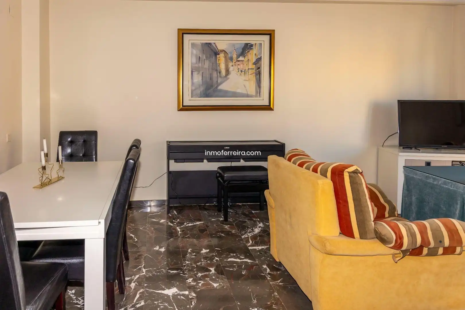 Sala d'estar de Casa adosada en venda en Guadix amb Aire condicionat, Calefacció i Jardí privat
