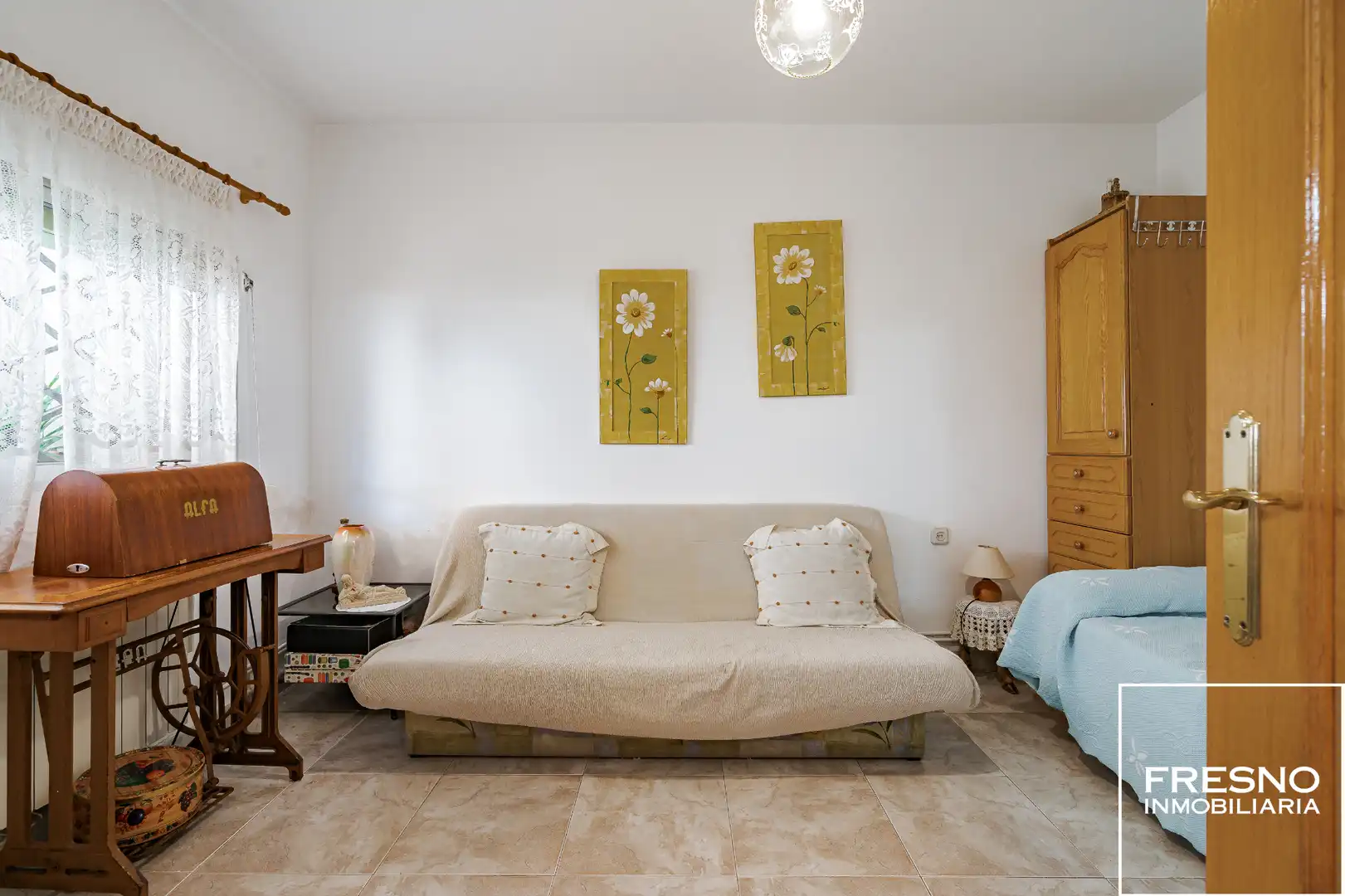 Sala d'estar de Casa adosada en venda en Cobeña amb Calefacció, Jardí privat i Terrassa
