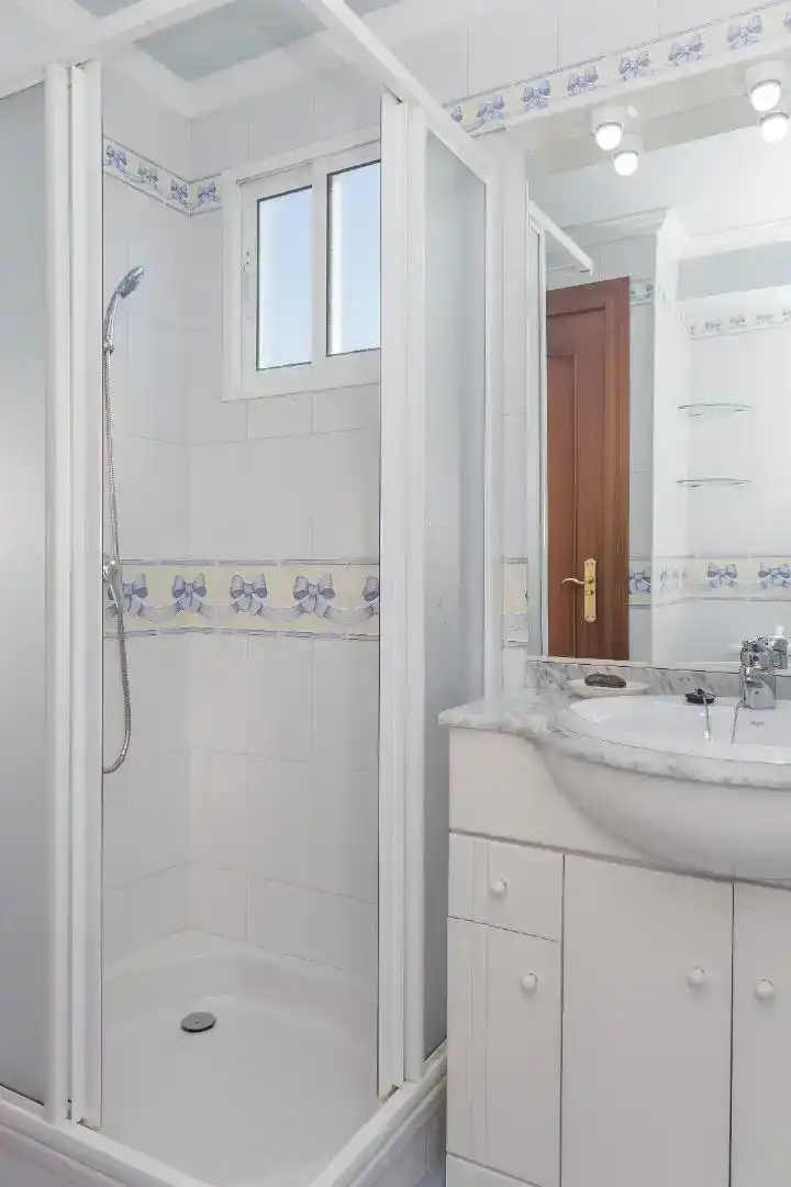 Badezimmer von Wohnungen zur Miete in Mijas mit Klimaanlage, Schwimmbad und Balkon