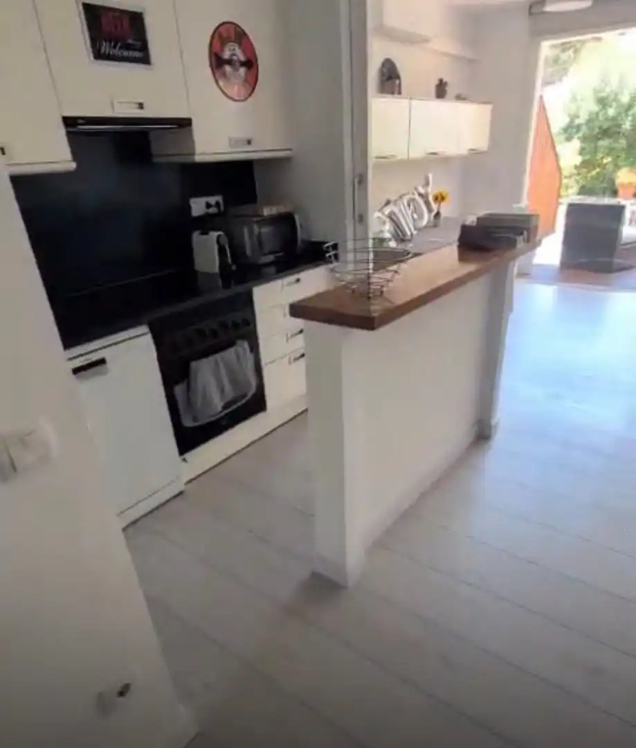 Küche von Erdgeschoss zum Verkauf in Palamós mit Klimaanlage, Privatgarten und Terrasse