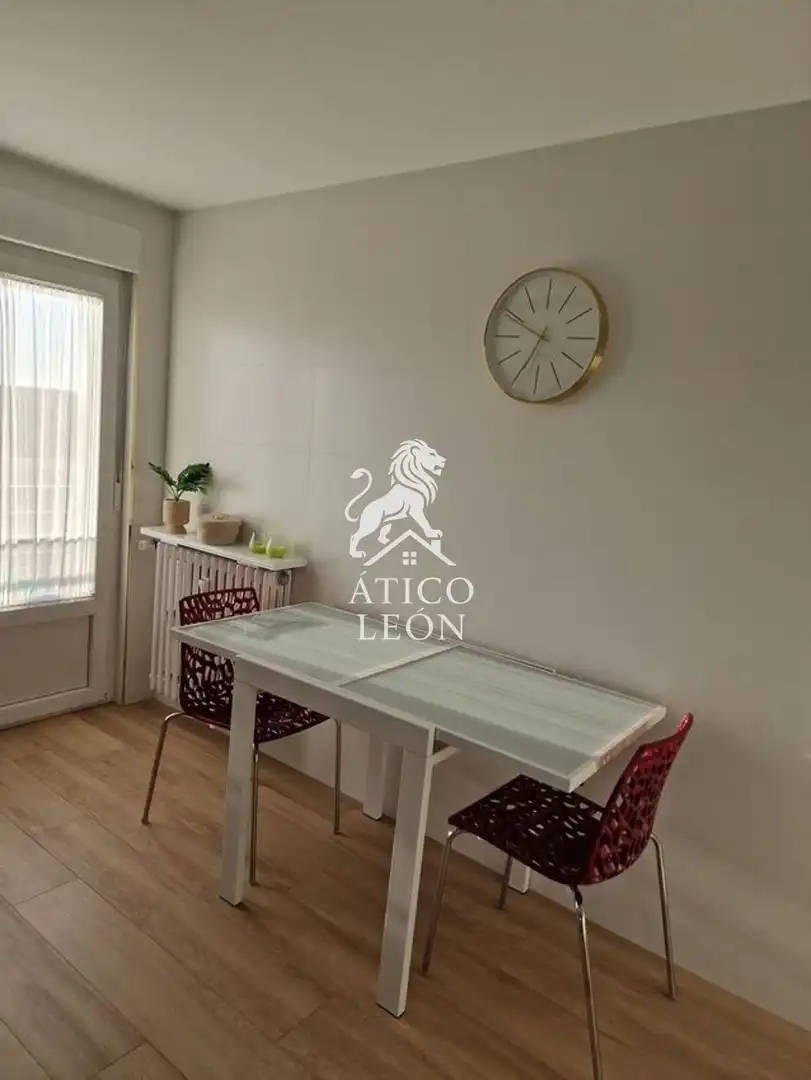Menjador de Àtic en venda en León Capital  amb Calefacció, Parquet i Terrassa
