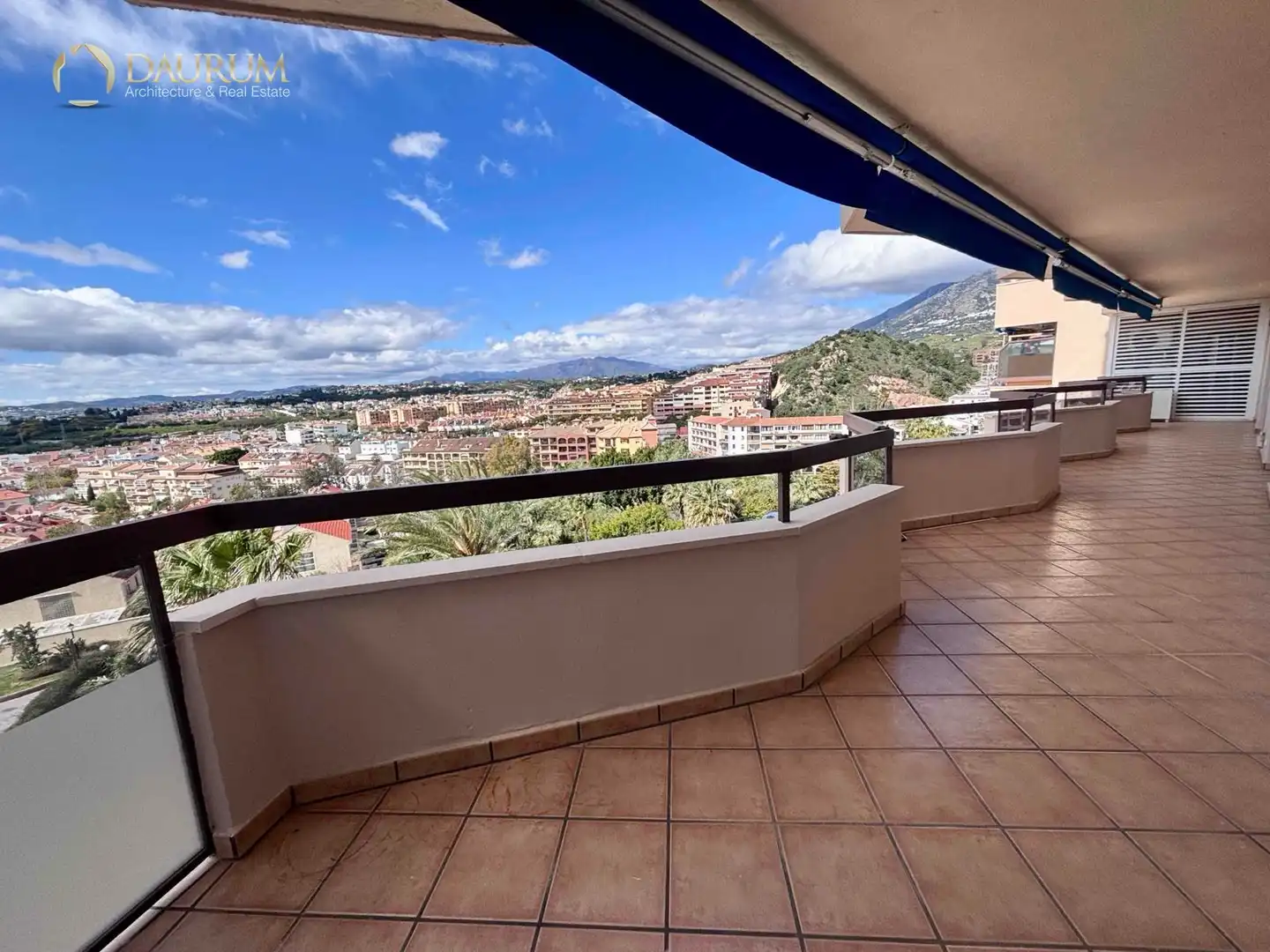 Vista exterior de Pis en venda en Fuengirola amb Aire condicionat, Terrassa i Piscina