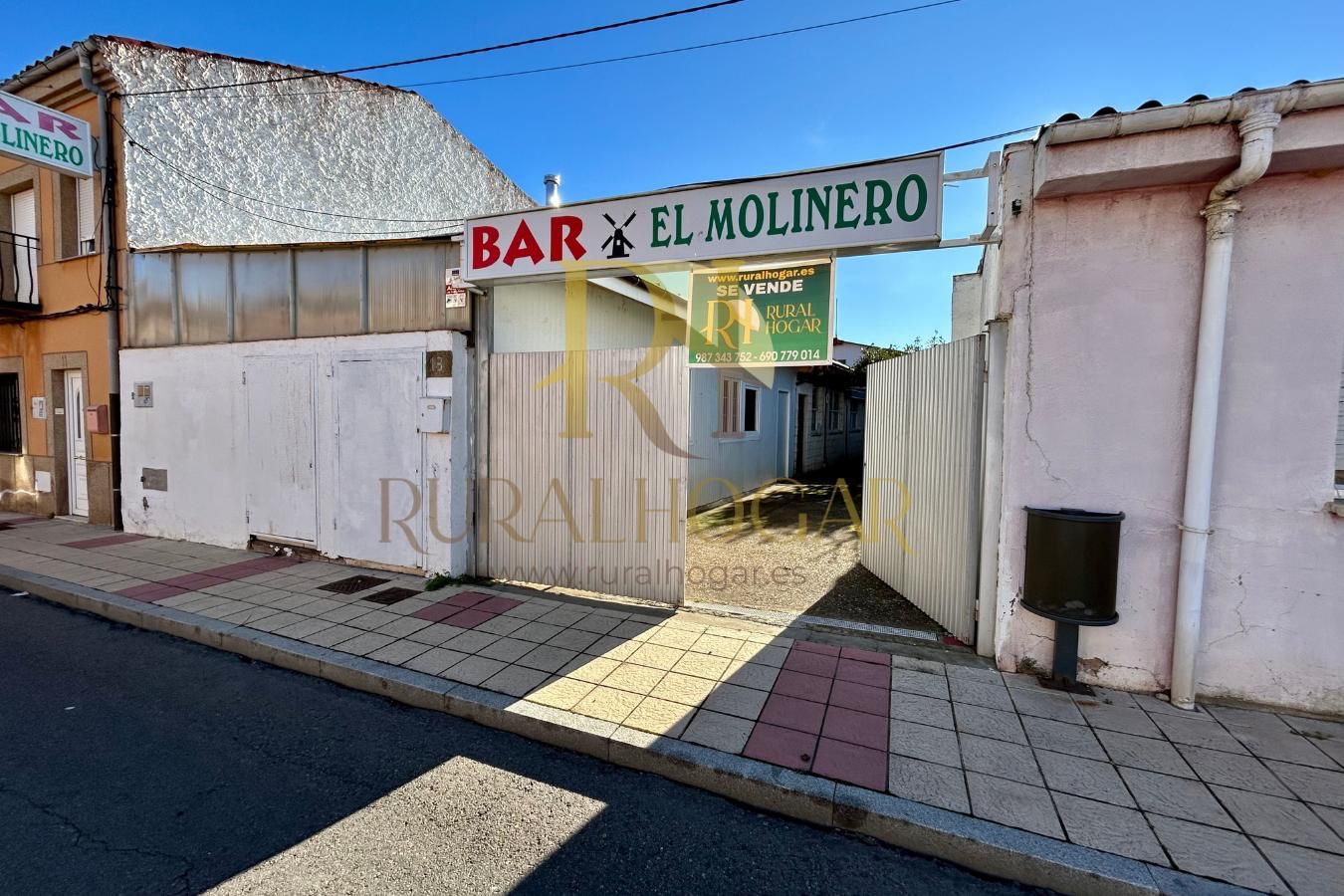 Vista exterior de Local en venda en León Capital  amb Calefacció, Terrassa i Moblat