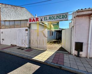 Vista exterior de Local en venda en León Capital  amb Calefacció, Terrassa i Moblat