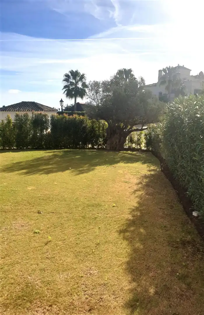 Jardí de Casa adosada de lloguer en Sotogrande amb Aire condicionat, Jardí privat i Piscina