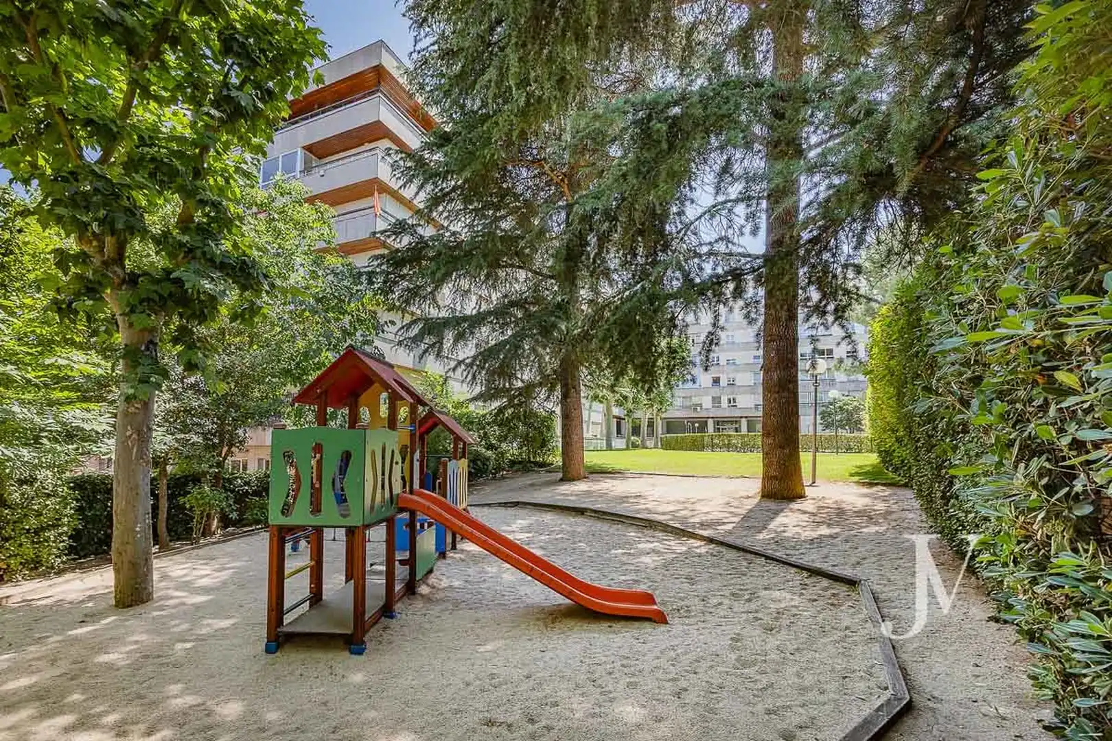 Vista exterior de Piso en venta en Madrid con Terraza, Trastero y Piscina comunitaria