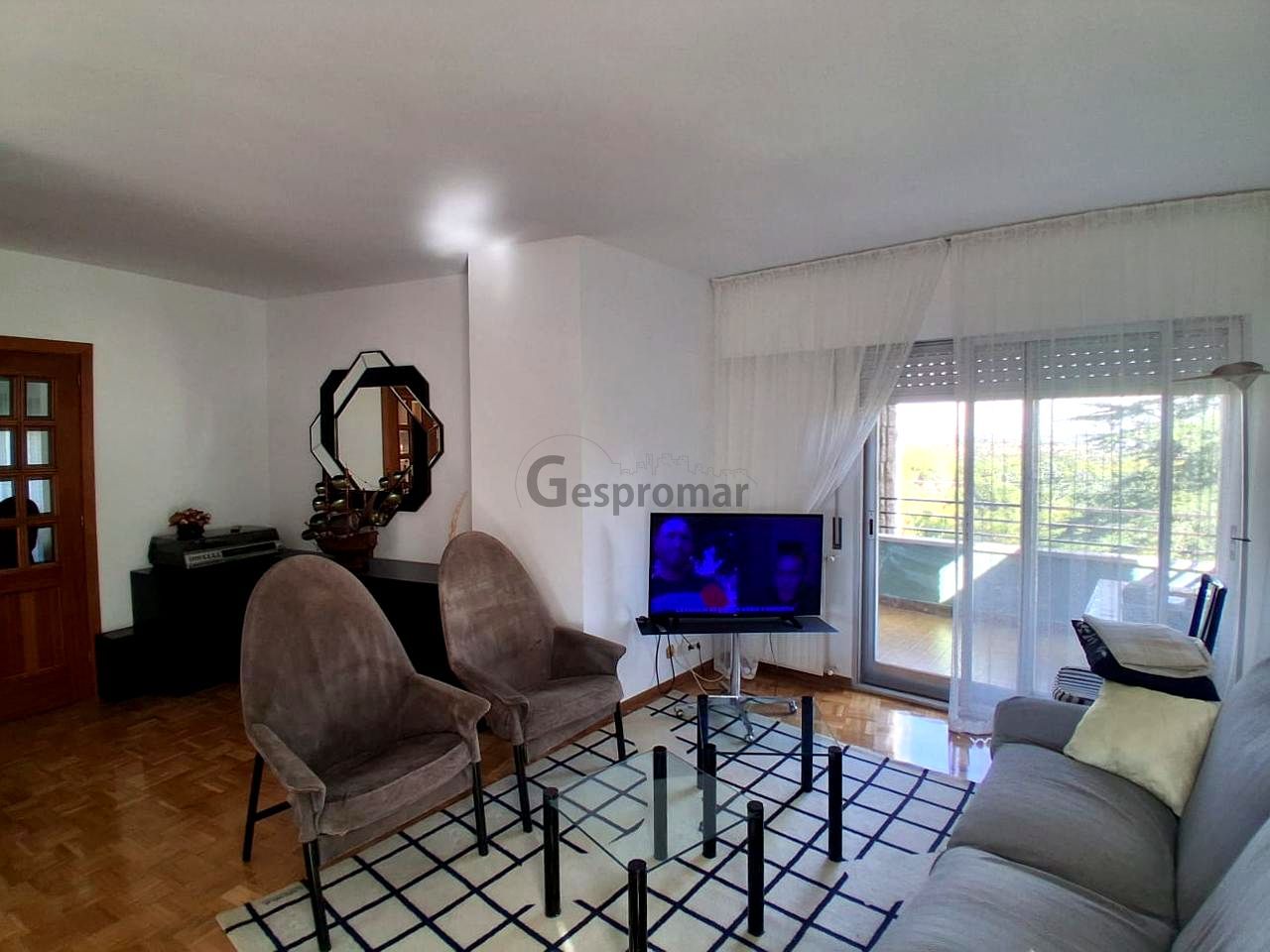 Pis per a compartir a De Santa Cecilia, Lucero, Latina