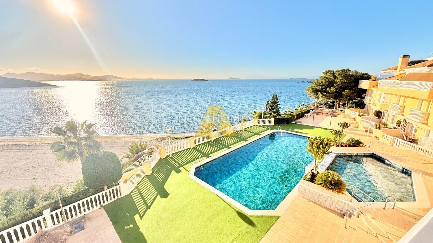 Piscina de Dúplex en venda en La Manga del Mar Menor amb Aire condicionat, Calefacció i Terrassa