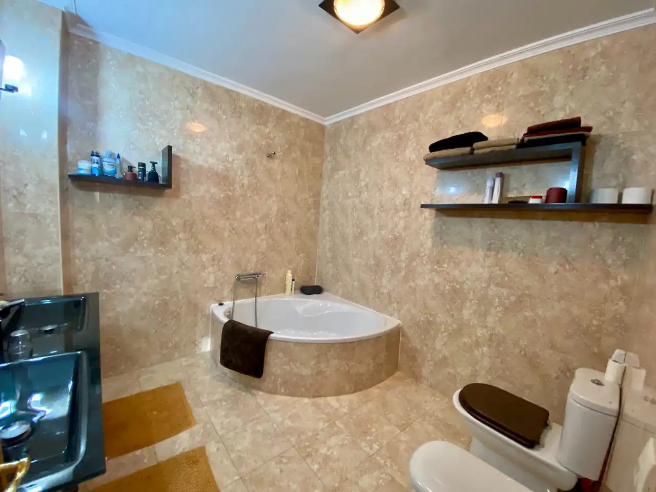 Baño de Casa adosada en venta en Carrión de Calatrava con Aire acondicionado, Calefacción y Amueblado