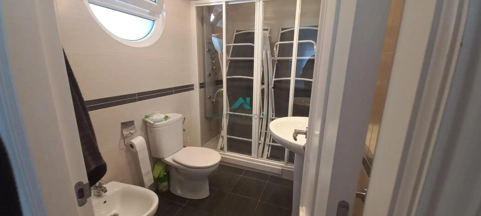 Badezimmer von Erdgeschoss zum Verkauf in Santoña mit Heizung und Privatgarten