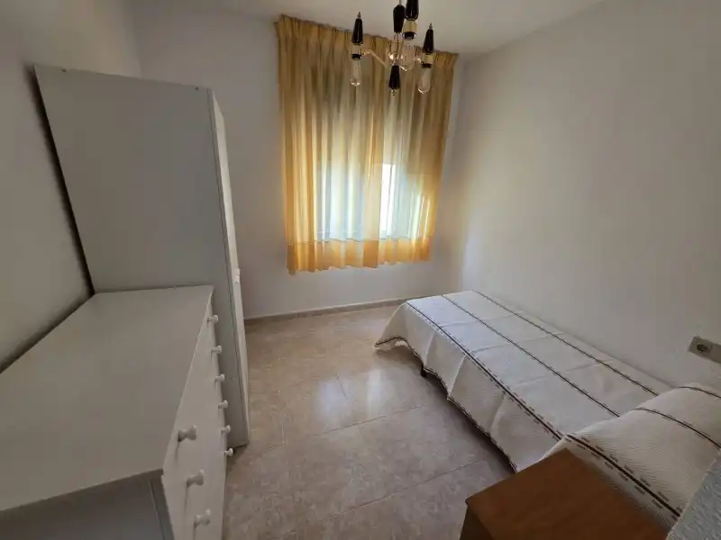Dormitori de Pis de lloguer en Plasencia amb Aire condicionat i Jardí privat