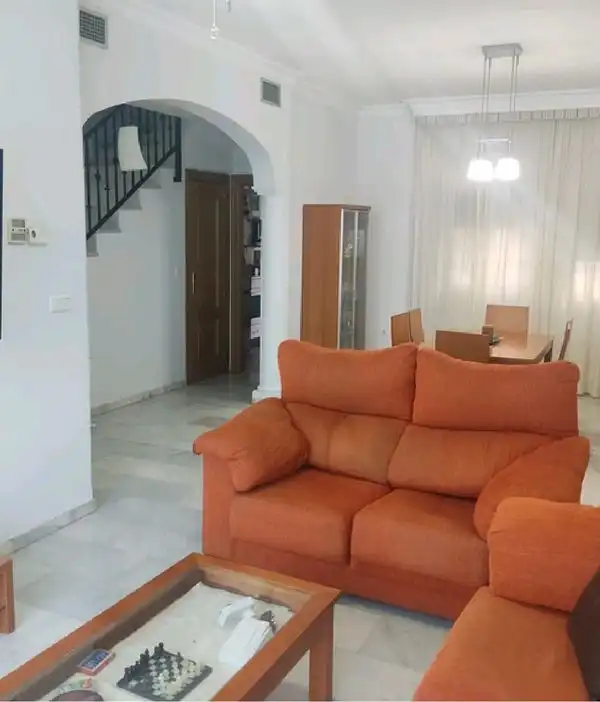 Wohnzimmer von Einfamilien-Reihenhaus zur Miete in Granada mit Klimaanlage, Privatgarten und Möbliert