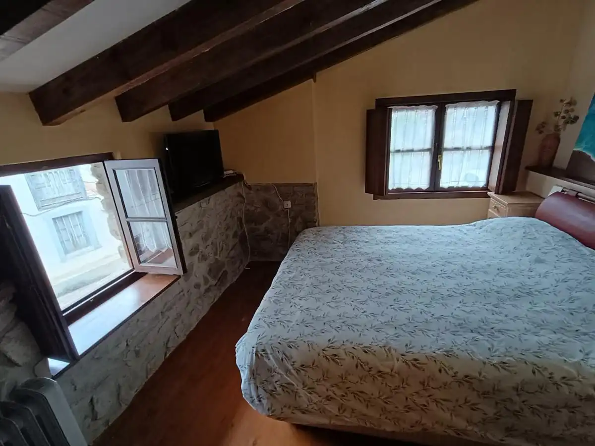 Schlafzimmer von Einfamilien-Reihenhaus zum Verkauf in Llanes mit Heizung und Möbliert