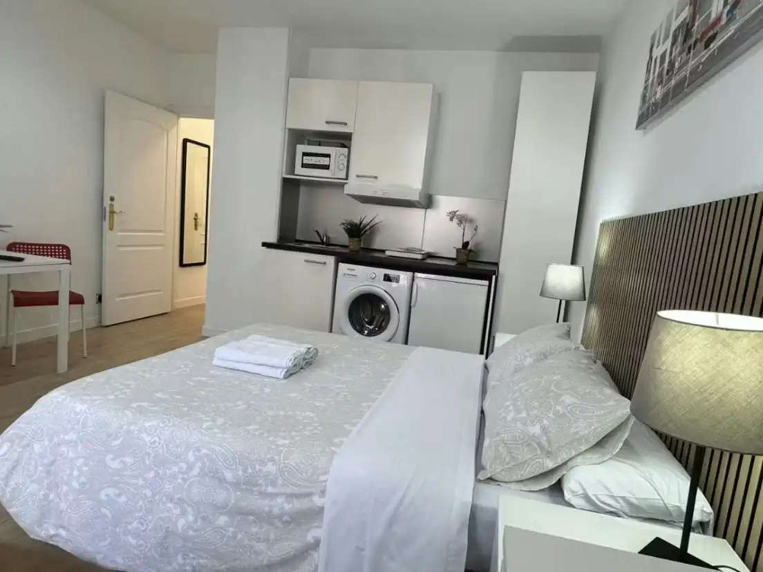 Bedroom of Flat for rent in Madrid  with Air Conditioner, Heating and Furnished