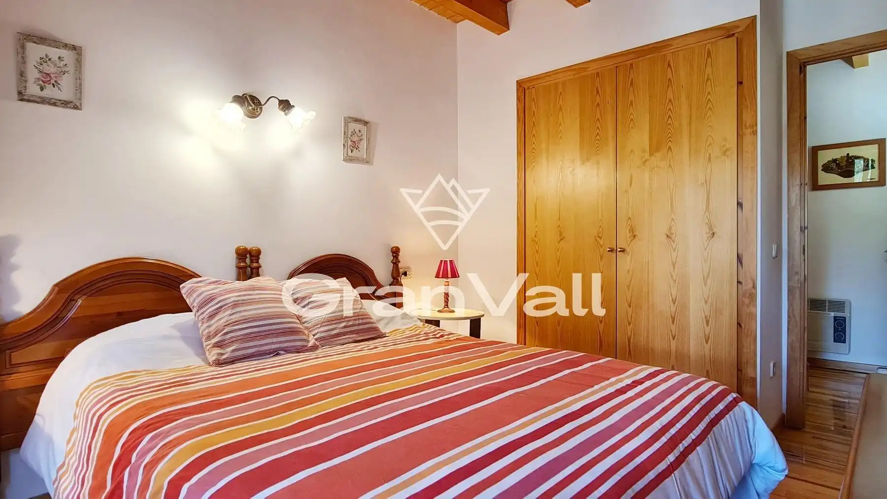 Dormitori de Casa adosada en venda en Puigcerdà amb Calefacció, Jardí privat i Parquet
