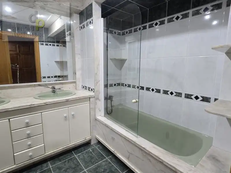 Badezimmer von Wohnung zur Miete in Elche / Elx mit Ofen, Waschmaschine und Balkon