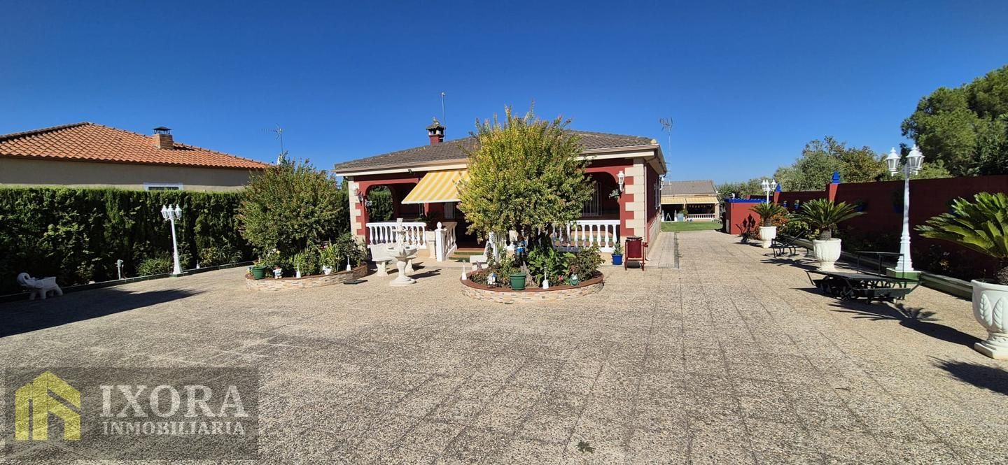 Exterior view of House or chalet for sale in Linares  with Air Conditioner, Private garden and Swimming Pool