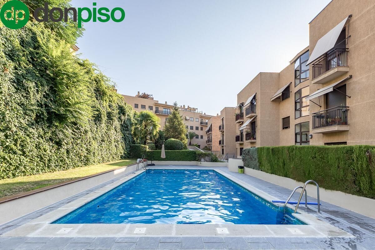 Piscina de Pis en venda en  Granada Capital amb Aire condicionat, Terrassa i Traster