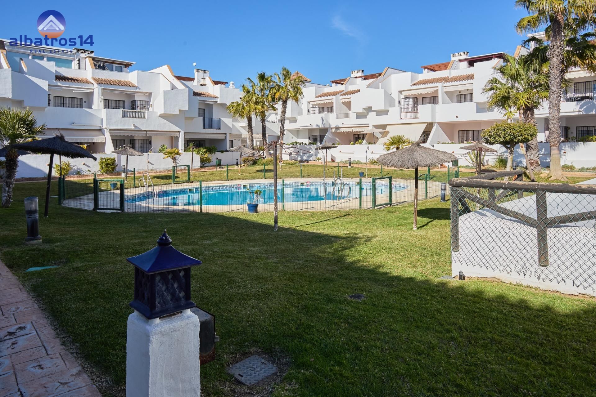 Außenansicht von Dachboden zum Verkauf in Islantilla mit Terrasse, Balkon und Gemeinschaftspool